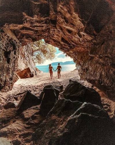 Gruta de frente para o mar