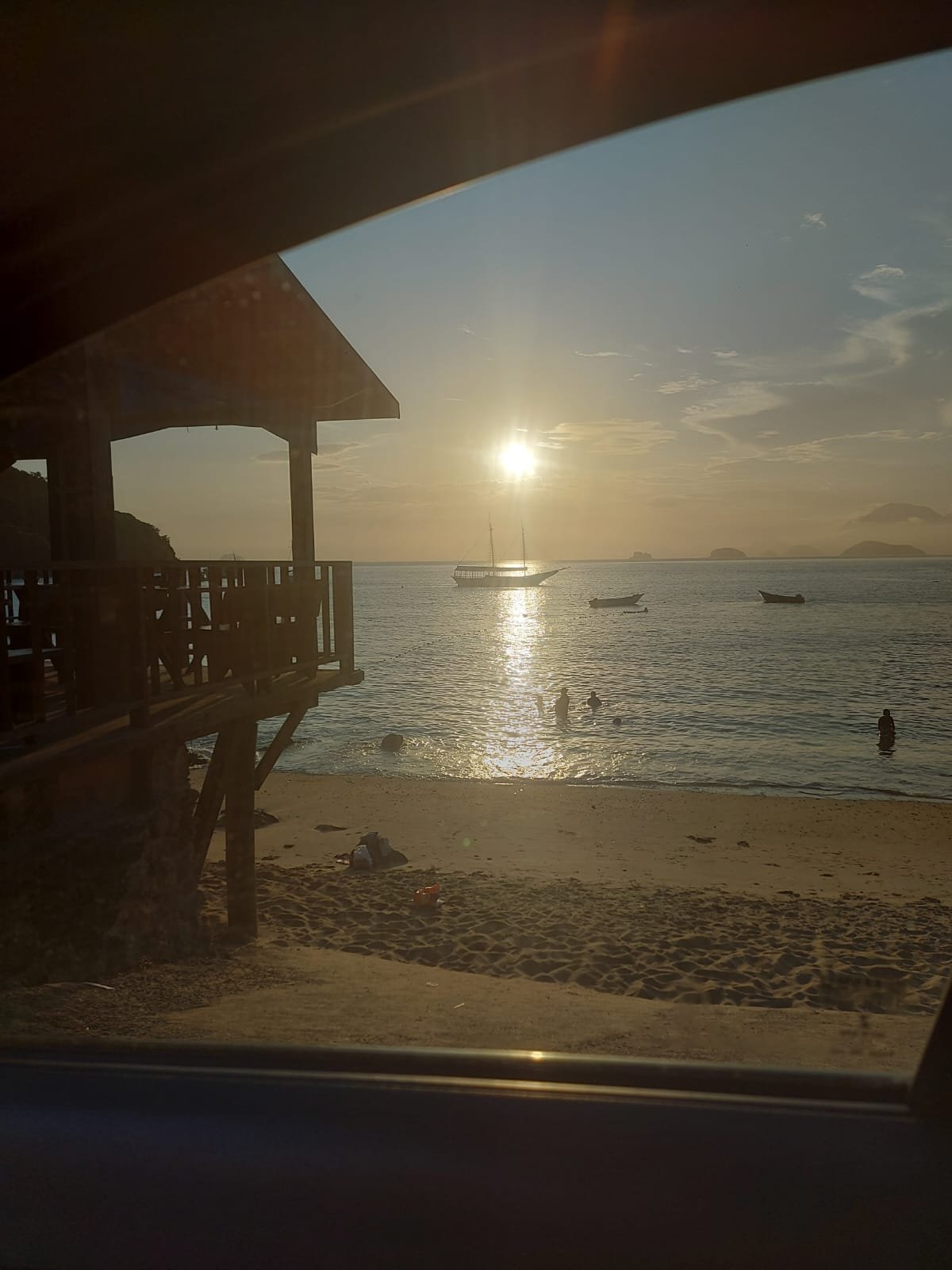 Pôr do sol no litoral